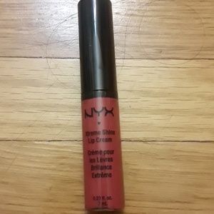 NYX xtreme shine lip cream 05 bonfire